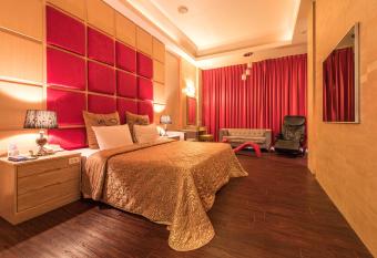 Hwu Meei Motel has rooms with a private hot tub