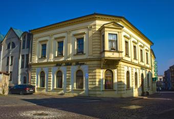 Hotel Zlat   Stoupa allows 18 year olds to book a room