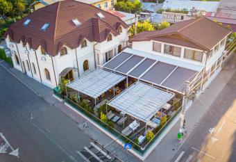 Hotel Eden allows 18 year olds to book a room