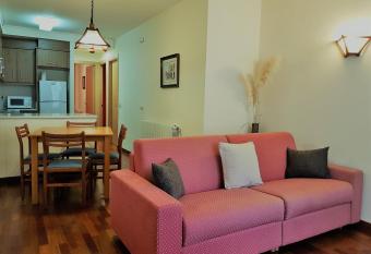 Can Marxant allows 18 year olds to book a room