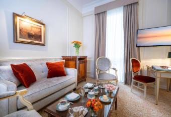 Alvear Palace Hotel - Leading Hotels of the World has rooms with a private hot tub