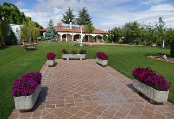 Villamercedes 1 has rooms with a private hot tub