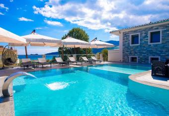 Semiramis Luxury Suites has Balcony rooms