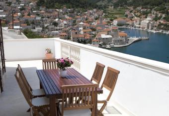Apartments Pucisca has Balcony rooms