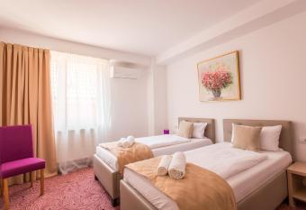 Pensiunea Simar has rooms with a private hot tub