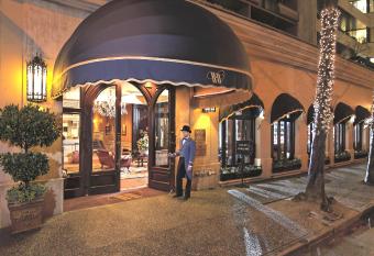 Wedgewood Hotel & Spa has rooms with a private hot tub