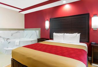 Econo Lodge Inn and Suites Houston Willowbrook has rooms with a private hot tub