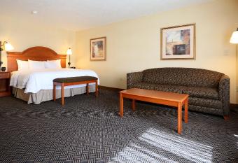 Hampton Inn Waterloo has rooms with a private hot tub