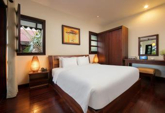 Son Tra Resort & Spa Danang has rooms with a private hot tub