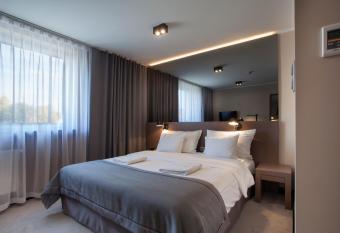 Ilonn Hotel allows 18 year olds to book a room