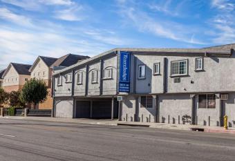 Studio 6 Rosemead  Ca allows 18 year olds to book a room