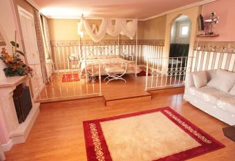 Hotel Holiday has rooms with a private hot tub