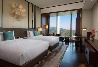 HUALUXE Xiamen Haicang Habour View - An IHG Hotel has rooms with a private hot tub