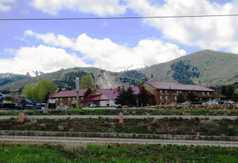 Best Western Plus Landmark Inn & Pancake House has rooms with a private hot tub