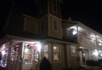 Victorian Inn has Balcony rooms