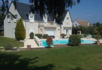 Le Clos de Mosny allows 18 year olds to book a room