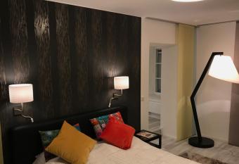 New flat in old town+garage allows 18 year olds to book a room