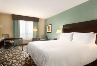 Hilton Garden Inn Cartersville has rooms with a private hot tub