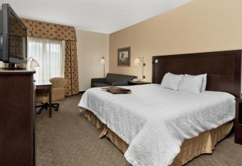 Hampton Inn Asheboro has rooms with a private hot tub