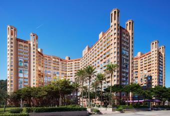 Beach Resort Green Bay allows 18 year olds to book a room