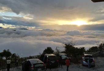 Shan Shui-Yuan Vege Guest House allows 18 year olds to book a room