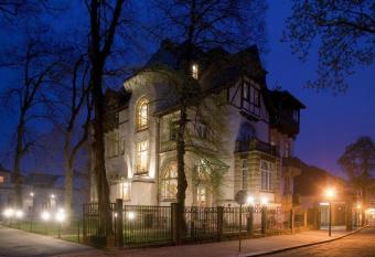 Sax Imperial allows 18 year olds to book a room