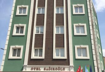 Sa    ro  lu Otel allows 18 year olds to book a room