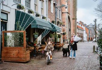 Long John s Pub & Hotel allows 18 year olds to book a room