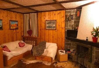 La Maisonette has Balcony rooms