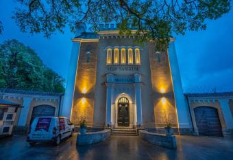 Visby F  ngelse allows 18 year olds to book a room