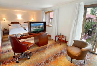 Barradas Parque Hotel & Spa has rooms with a private hot tub