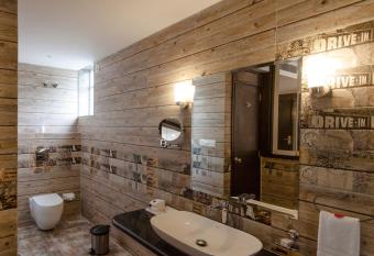 Hotel Udai Median has rooms with a private hot tub