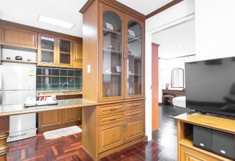 Yellow Ribbon Hills Boutique Suites has rooms with a private hot tub