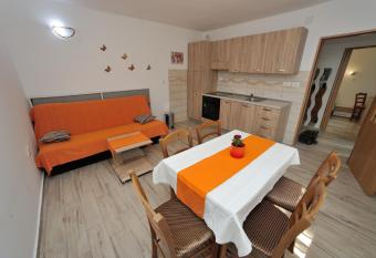 Apartman Svilno has Smoking/Balcony rooms