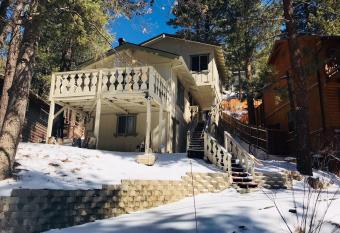 Moonridge Sunset Retreat has Balcony rooms