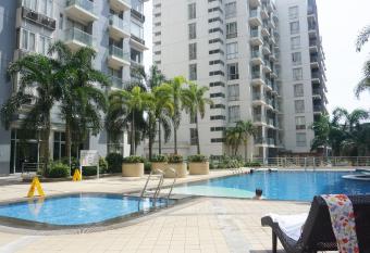 Palm Tree Condos across NAIA3 by Beth has Balcony rooms