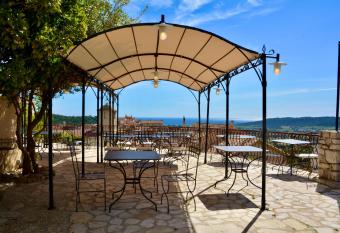 L   curie Du Castellas has Balcony rooms