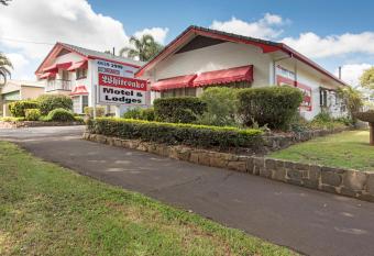 Whiteoaks Motel & Lodges allows 18 year olds to book a room