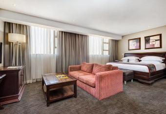 ANEW Hotel Witbank Emalahleni has rooms with a private hot tub