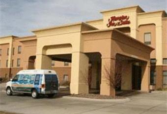 Hampton Inn & Suites Scottsbluff-Conference Center has rooms with a private hot tub