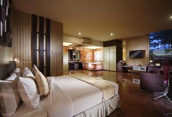 FM7 Resort Hotel - Jakarta Airport has rooms with a private hot tub