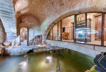 La Pr  v  t   - H  tel Particulier & Restaurant allows 18 year olds to book a room