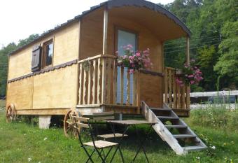 Roulottes Django et Bella allows 18 year olds to book a room
