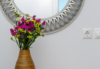 La isla allows 18 year olds to book a room