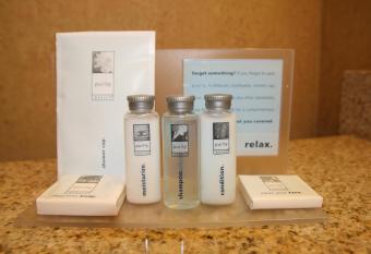 Hampton Inn & Suites Barstow has rooms with a private hot tub