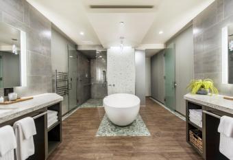 Shade Hotel Redondo Beach has rooms with a private hot tub