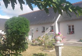 Le Clos des Roses has Balcony rooms