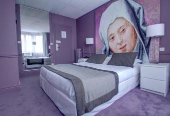H  tel Cecyl Reims Centre allows 18 year olds to book a room