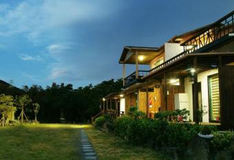 Gotjawal Geomunoreum Pension has Balcony rooms