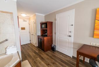 Hilton Garden Inn Bowling Green has rooms with a private hot tub